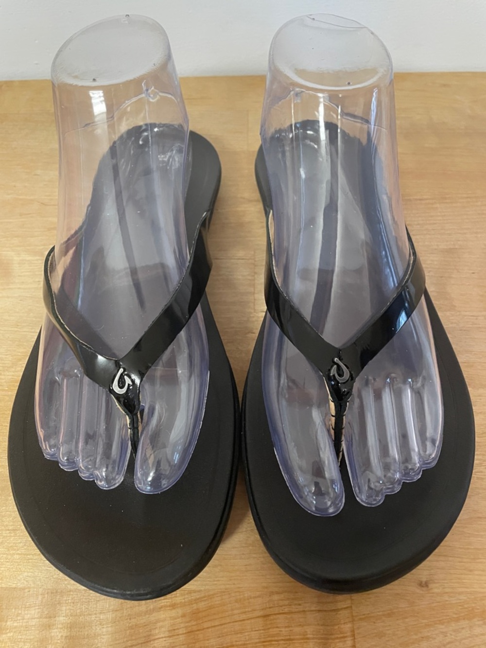 Olukai Ho'opio women's black water-friendly lightweight leather flip-flop size 9